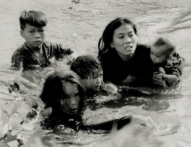8. Berjuang keras menyelamatkan anak agartidak tenggelam