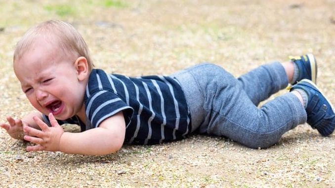 Seorang anak yang tak bisa mengekspresikan kekesalannya melakukan tantrum